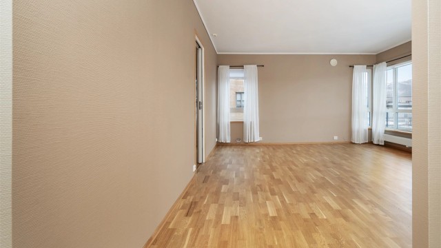 Stuen har malte strievegger og god plass for ulike møbleringsløsninger.