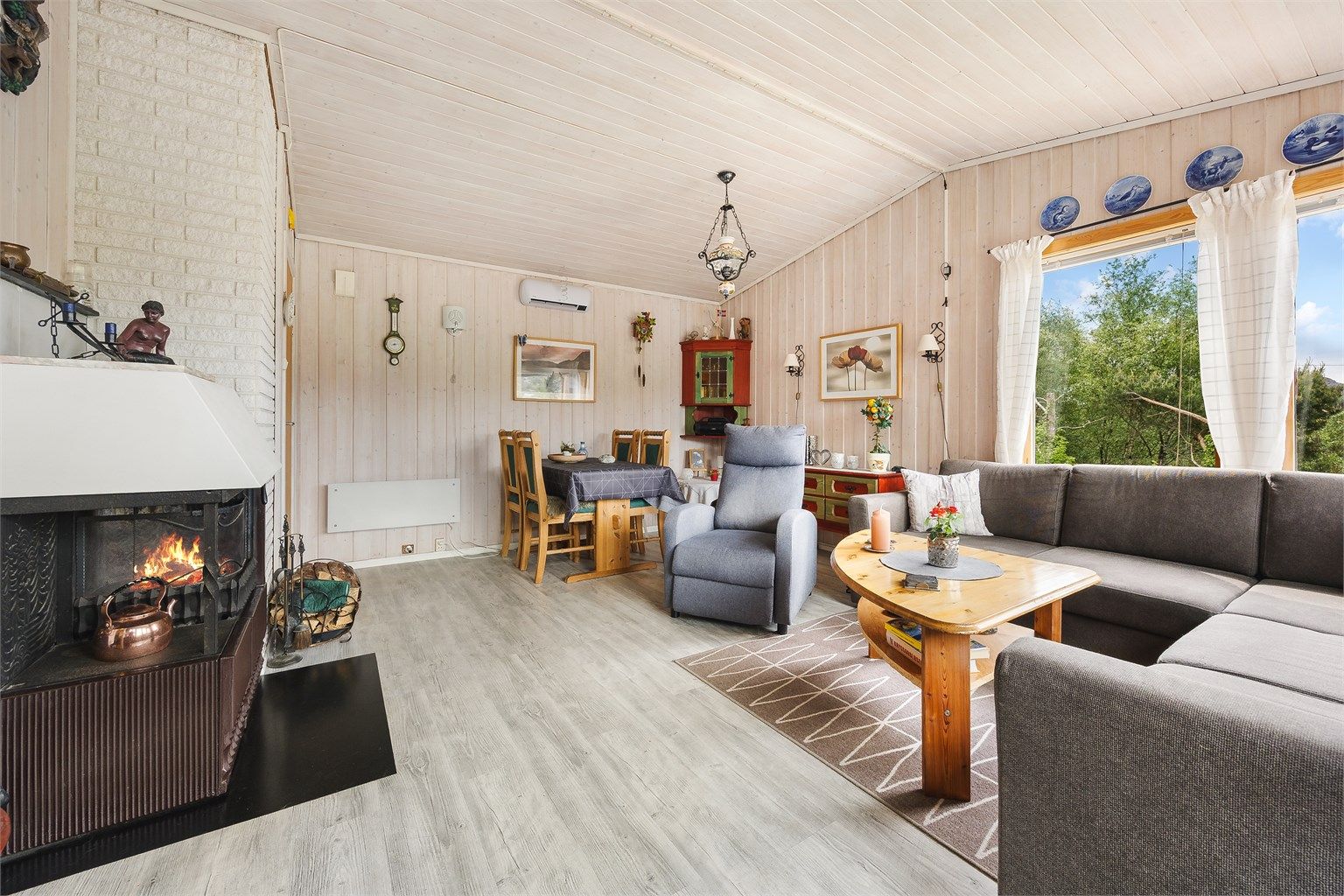 En åpen peis gir varme og hygge på kjølige kvelder.