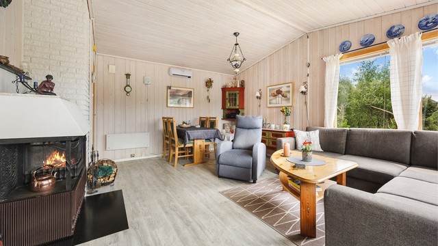 En åpen peis gir varme og hygge på kjølige kvelder.