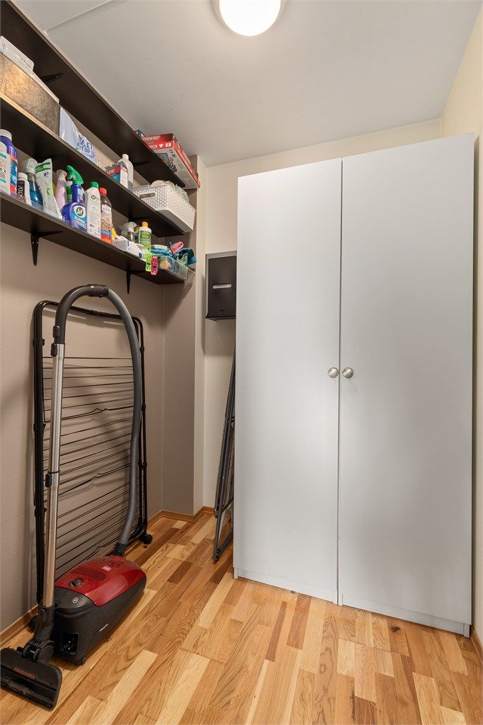 Praktisk innendørs bod med god lagringsplass. Medfølger også en bod i felles gang