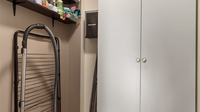 Praktisk innendørs bod med god lagringsplass. Medfølger også en bod i felles gang