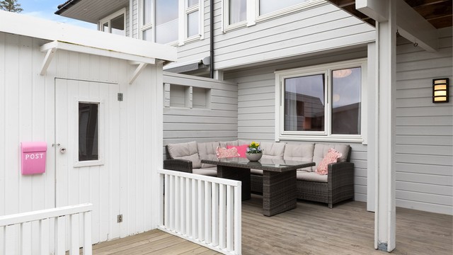 Terrassen er delvis overbygget, noe som gir en lun og skjermet uteplass.