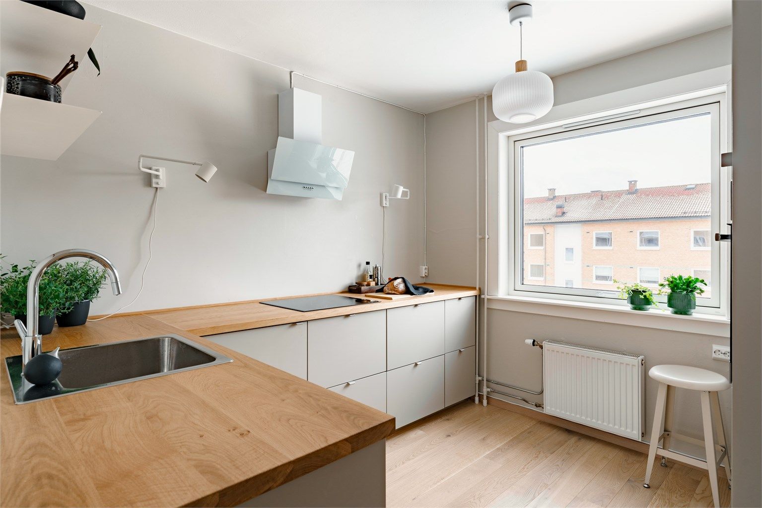 Det moderne kjøkkenet fra IKEA har rikelig med skap- og benkeplass. Kjøkkenet er nytt fra 2025, med glatte fronter og en solid benkeplate i eikefiner.