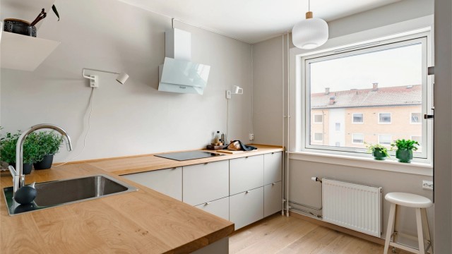 Det moderne kjøkkenet fra IKEA har rikelig med skap- og benkeplass. Kjøkkenet er nytt fra 2025, med glatte fronter og en solid benkeplate i eikefiner.