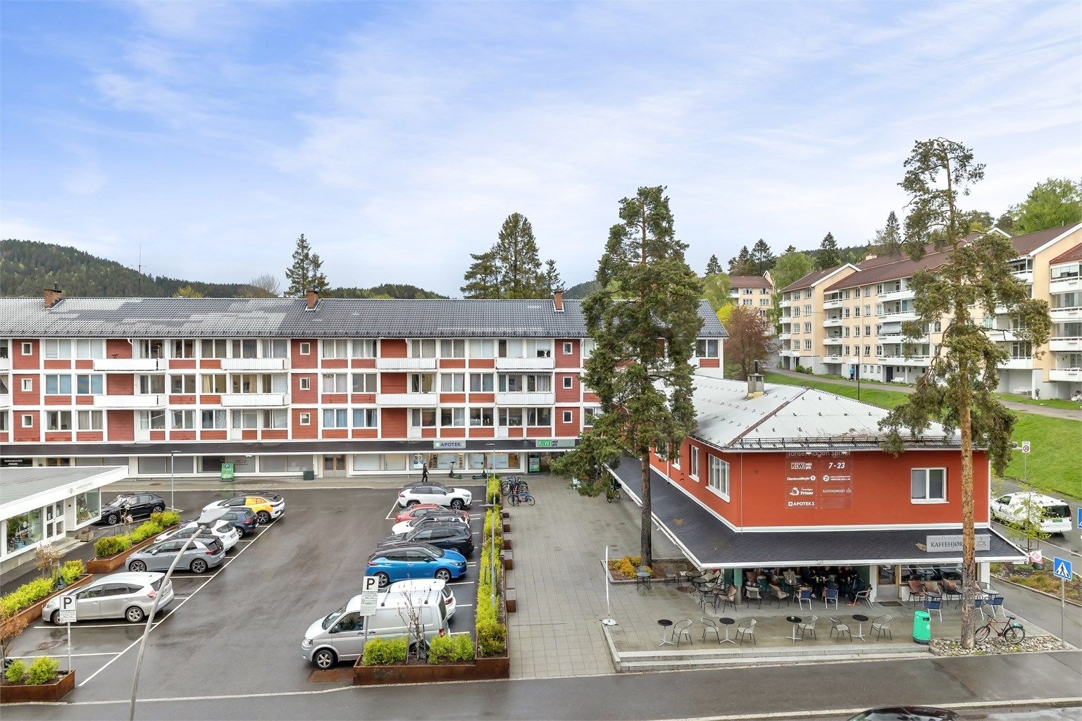 Kiwi på Tonsenhagen torg ligger på andre siden av Rødbergveien. Her finnes også apotek, kafé m.m.