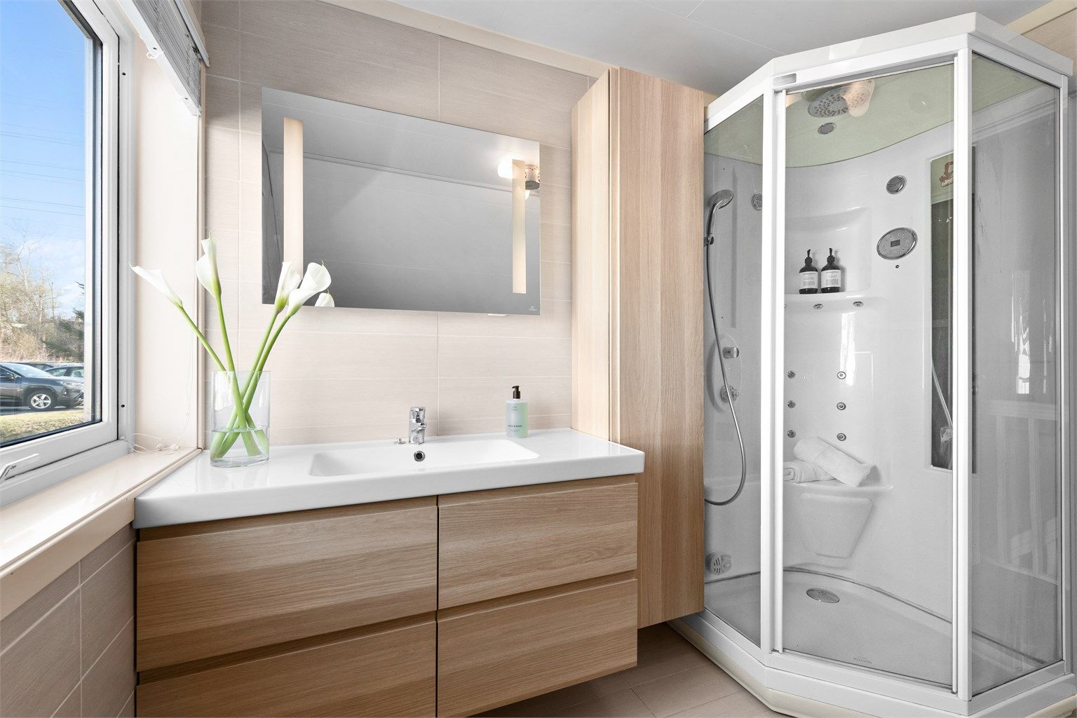 Baderomsinnredning fra IKEA og dusjkabinett med steamfunksjon