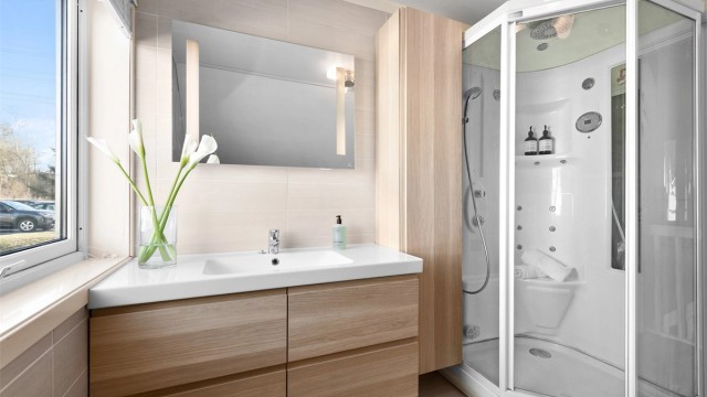 Baderomsinnredning fra IKEA og dusjkabinett med steamfunksjon