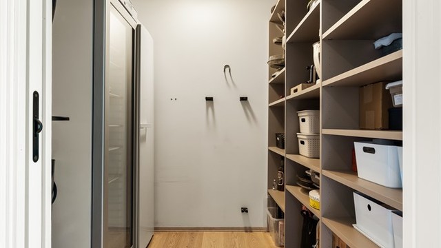 Praktisk innvendig bod med god hylleplass og boligens ventilasjonsaggregat.