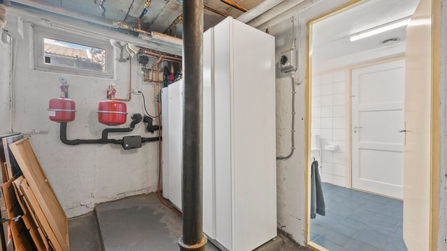 Boligens tekniske rom med varmepumpe for det vannbårne jordvarmeanlegget.