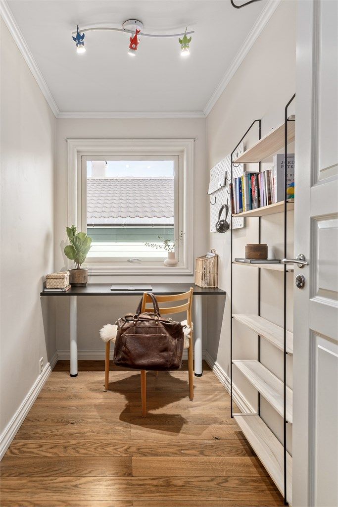 Praktisk kontor i 2.etasje. Rommet er beskrevet som soverom i plantegningen men er opprinnelig byggemeldt som bod og derfor ikke godkjent for varig opphold