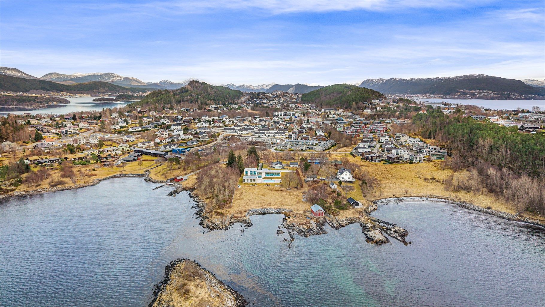 Fra eiendommen er det kun 300 meter til sandstranden på Prinsen, og flotte badeplasser på Bogneset.