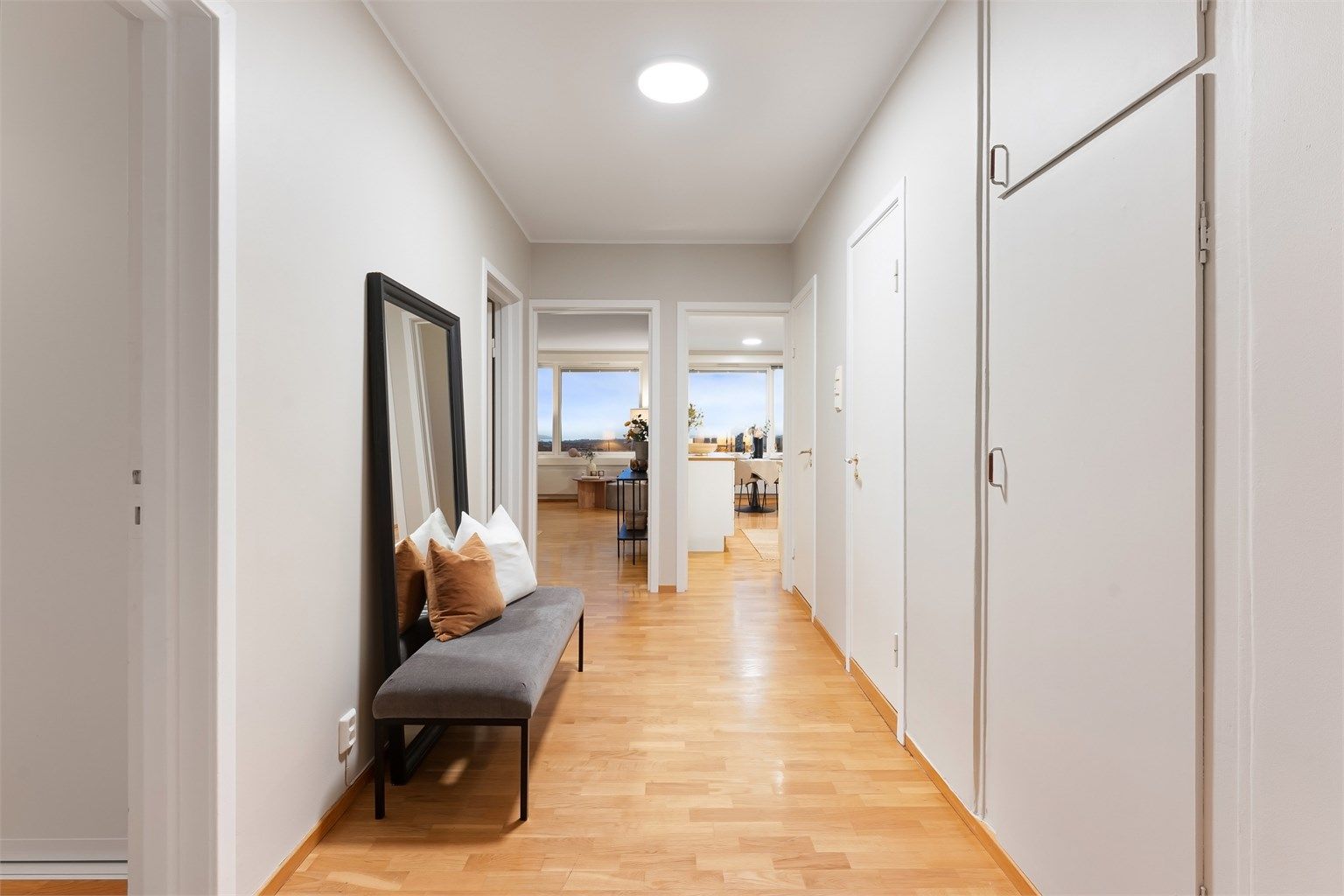 En romslig entré med plassbygde garderobeskap ønsker velkommen inn.