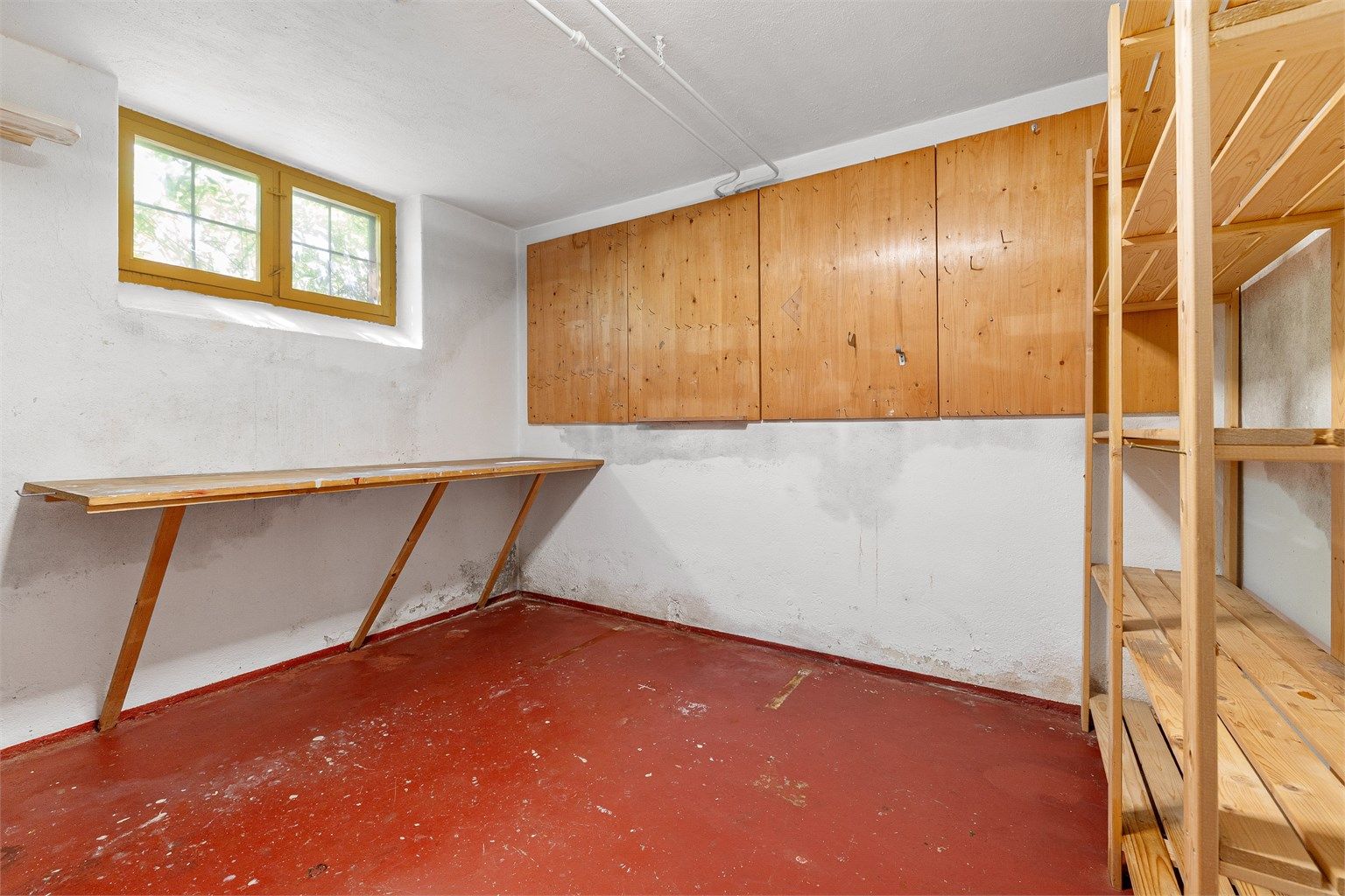 En av bodene er innredet med praktisk arbeidsbenk.