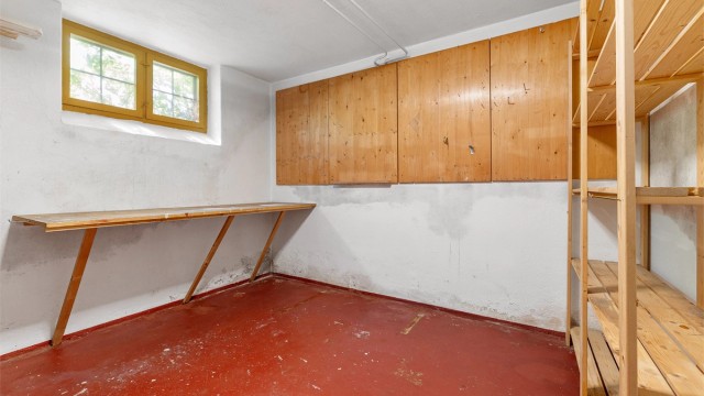 En av bodene er innredet med praktisk arbeidsbenk.