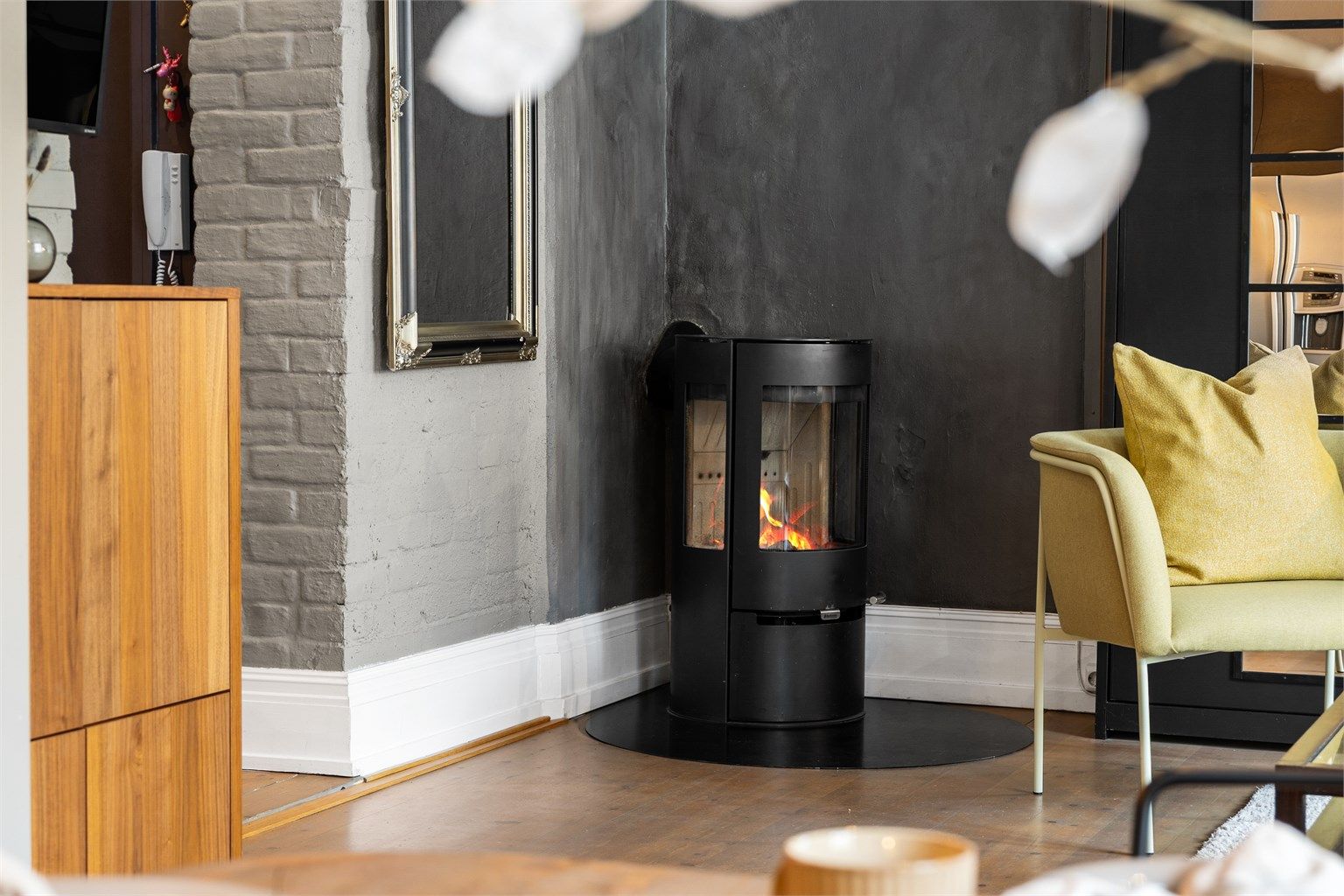 Det er en moderne peisovn i stuen for ekstra varme og hygge på kjølige dager.