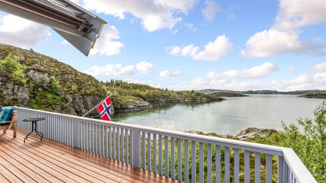 Nydelig utsikt mot sjøen og meget gode solforhold.