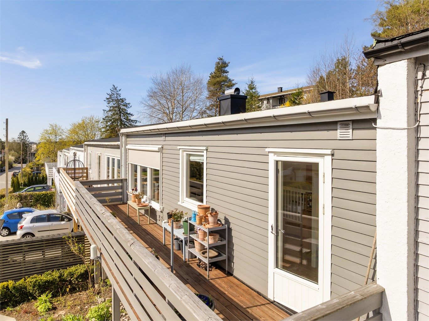 Romslig terrasse med gode solforhold. Terrassegulv oppgradert i 2024.