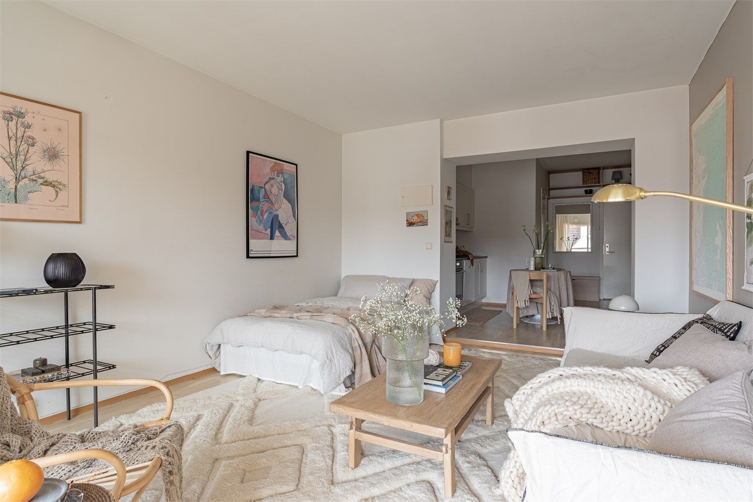 Leiligheten er holdt i lyse farger som gir et moderne preg.