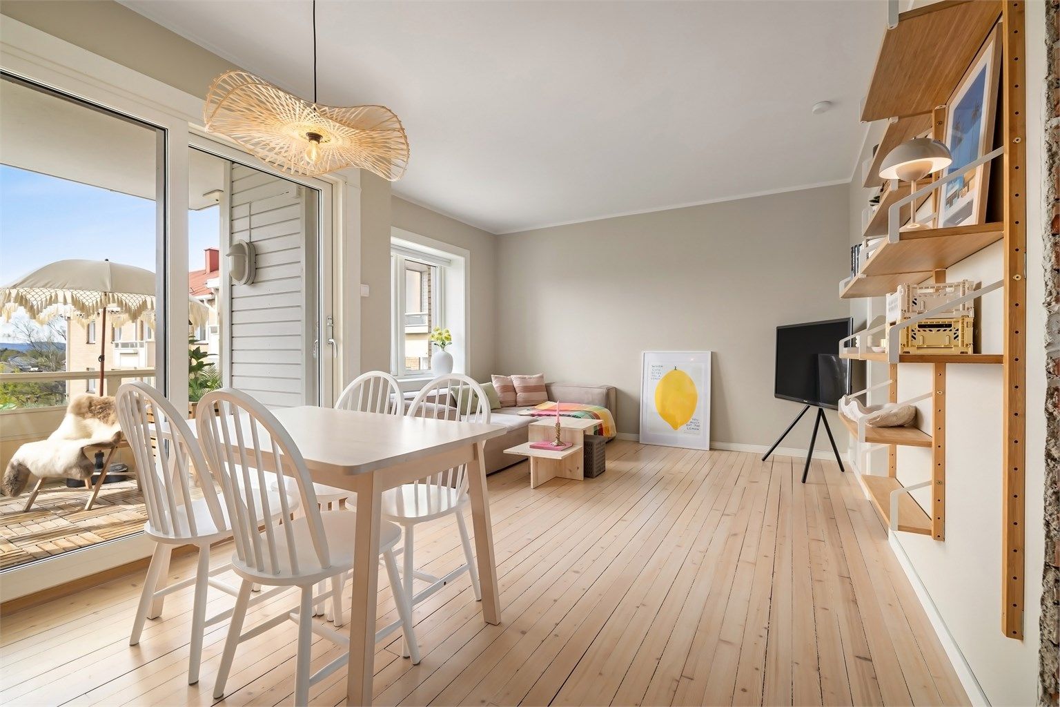 Stuen er lys og luftig med god plass til sofagruppe og spisebord