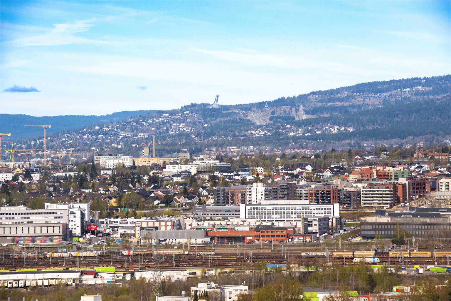 Utsikten strekker seg vidt, med Holmenkollen i det fjerne.