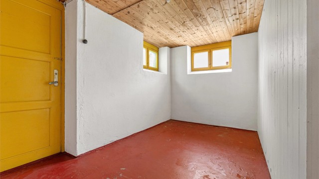 Bodene har overflater som malt betong og panelbord i himling.