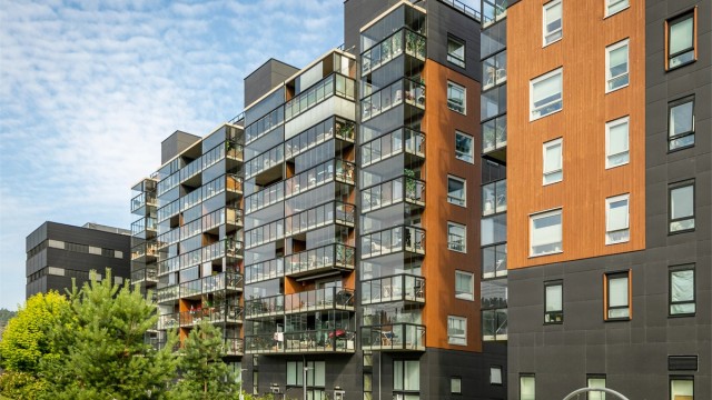 Moderne leilighetsbygg fra 2020 med fasader kledd i stående trekledning.