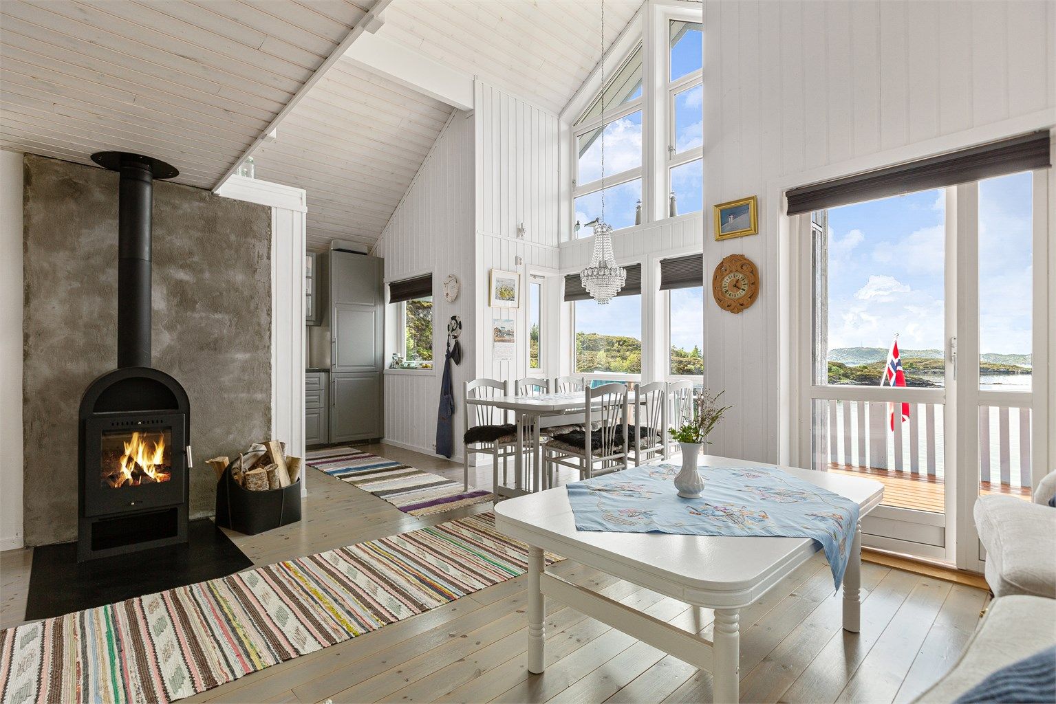 Hytta kan brukes hele året, koselig med peisovnen i kalde dager