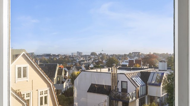 Flott utsikt over nabolagets karakteristiske trehusbebyggelse.