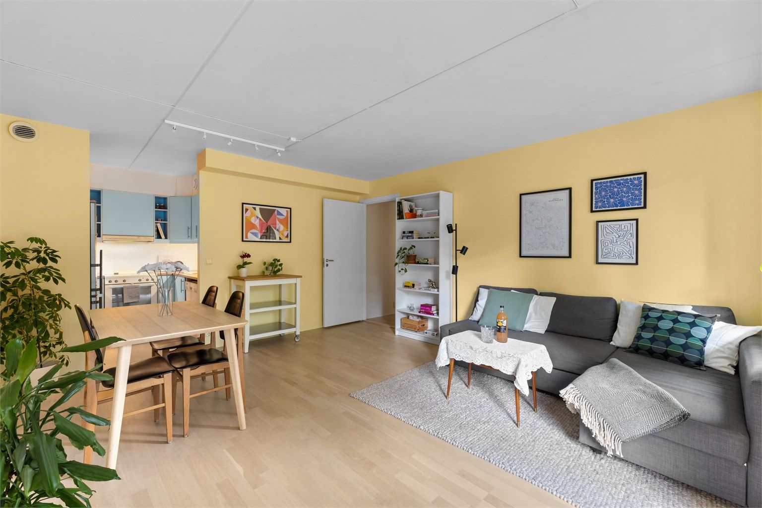 Leiligheten har en praktisk planløsning og store vindusflater som gir en behagelig og godt opplyst atmosfære. 