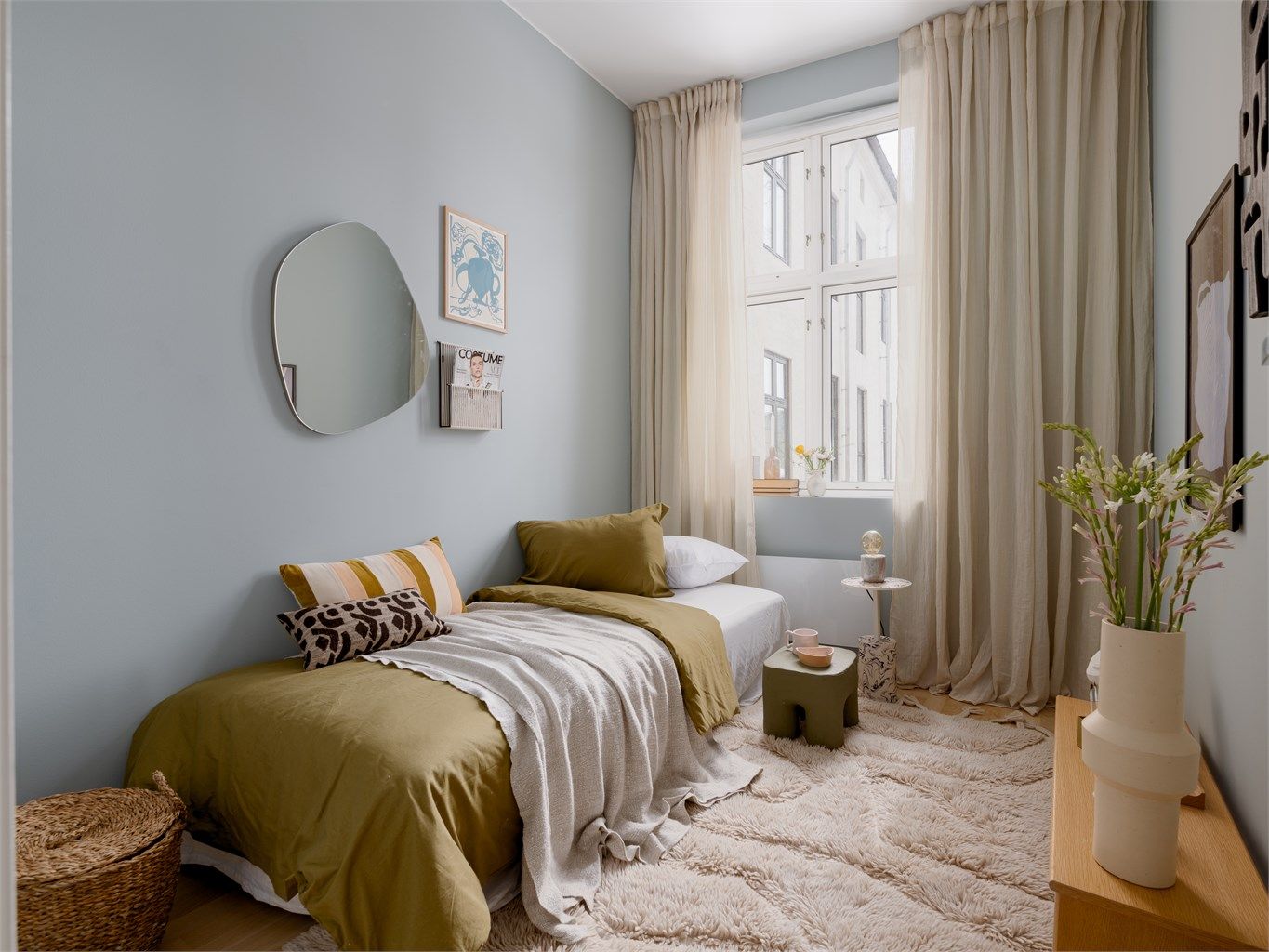 Den samme imponerende takhøyden går igjen i de fleste rom i leiligheten. Soverommet er ca. 2,30 m bredt, så her kan sengen plasseres på langs, på tvers – eller skrått, avhengig av dagsformen.