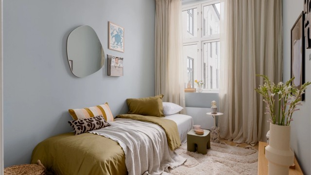 Den samme imponerende takhøyden går igjen i de fleste rom i leiligheten. Soverommet er ca. 2,30 m bredt, så her kan sengen plasseres på langs, på tvers – eller skrått, avhengig av dagsformen.