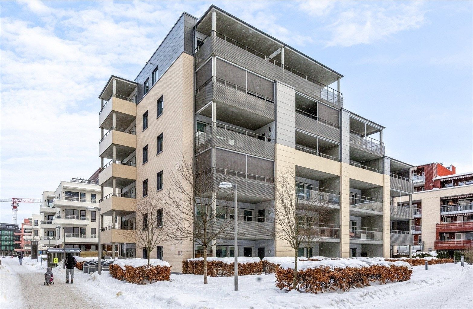 Leiligheten er beliggende i et sentralt boligområdet med kort vei til "alle" fasiliteter.