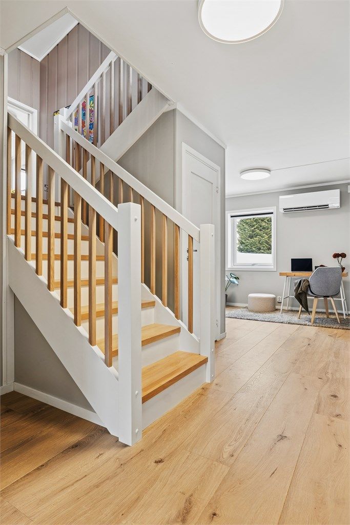 1. etasjen består av 3 soverom, en liten stue, bad og rikelig med lagringsplass i boder.