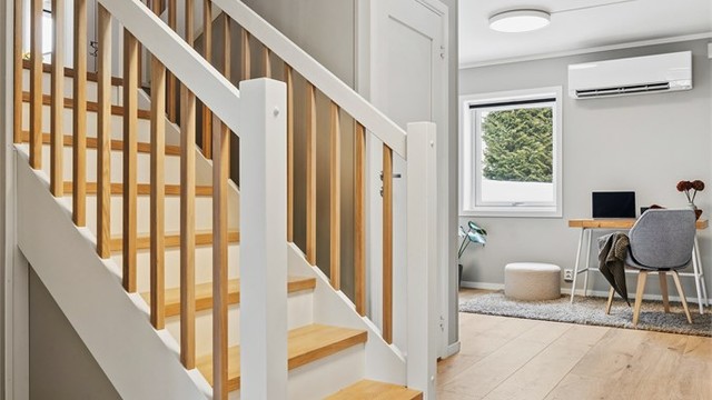 1. etasjen består av 3 soverom, en liten stue, bad og rikelig med lagringsplass i boder.