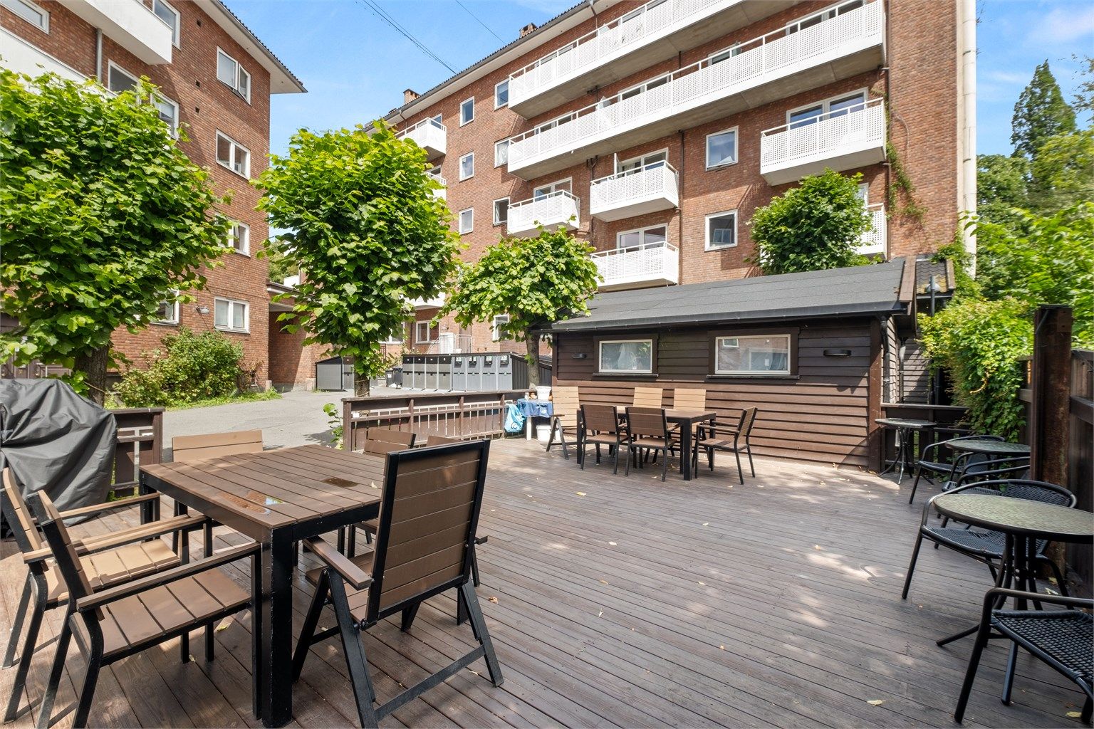 Hyggelig og skjermet bakgård til felles glede for beboere. 