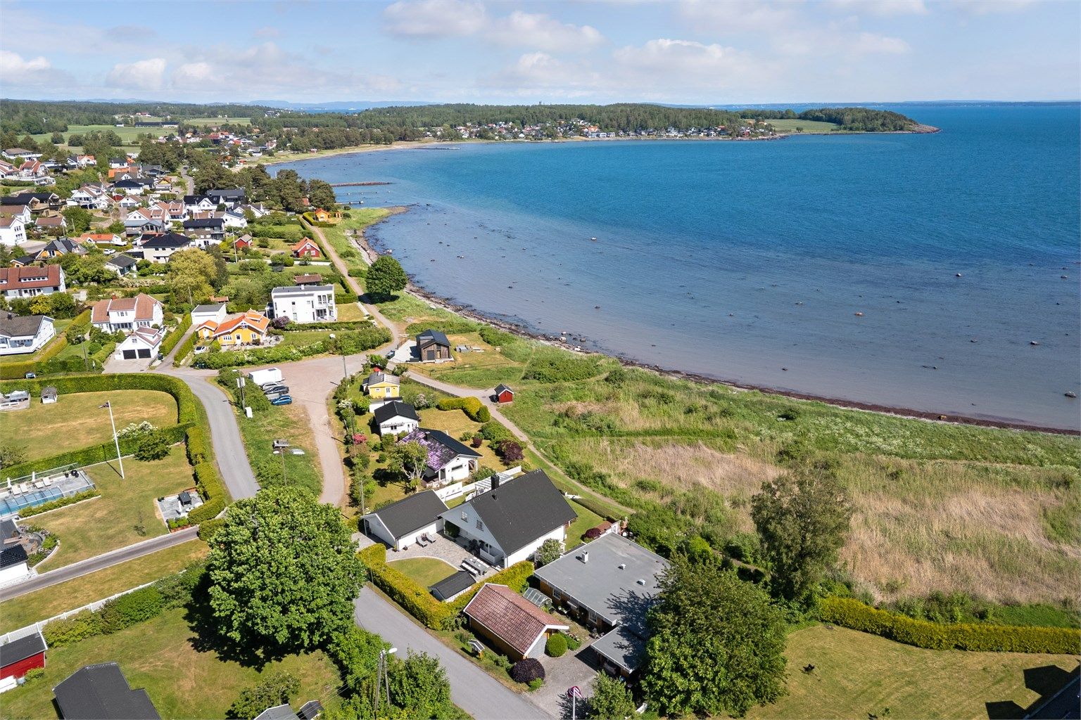 Eiendommen ligger i et meget barnevennlig boligområde mellom Skallevold og Ringshaugstranden.