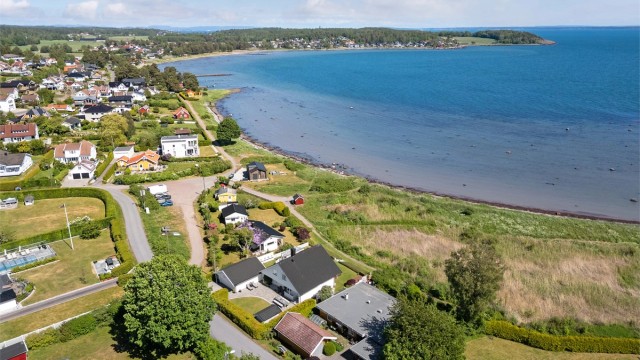 Eiendommen ligger i et meget barnevennlig boligområde mellom Skallevold og Ringshaugstranden.