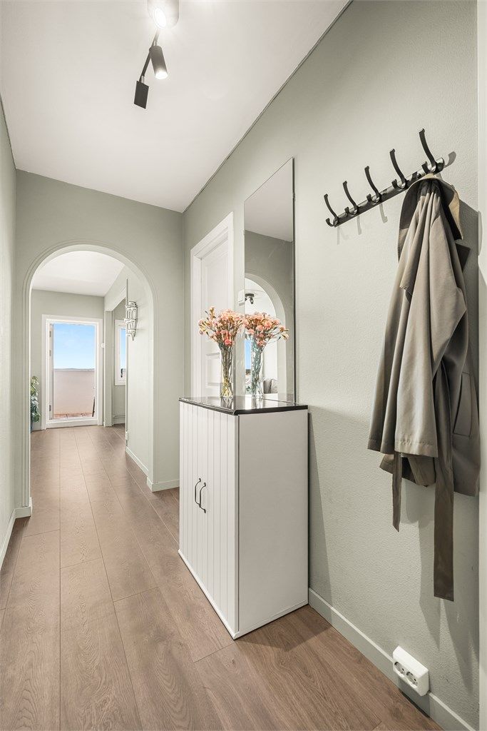 En lys entré ønsker velkommen inn. Det er godt med plass til oppheng av yttertøy.