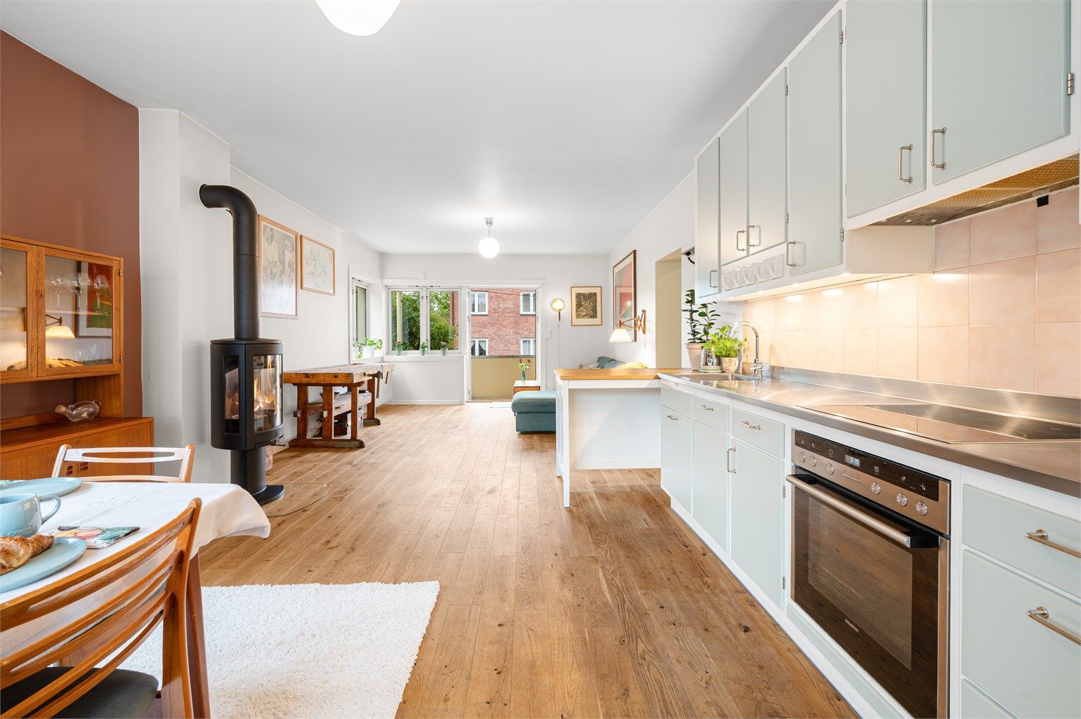 Klassisk og lyst kjøkken pusset opp i 2019. Innredningen er fra Lidhults og har glatte fronter og benkeplate i tre, samt rustfritt stål med nedfelt kjøkkenvask.