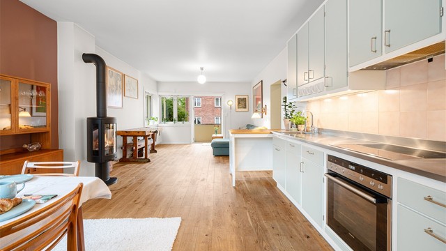 Klassisk og lyst kjøkken pusset opp i 2019. Innredningen er fra Lidhults og har glatte fronter og benkeplate i tre, samt rustfritt stål med nedfelt kjøkkenvask.
