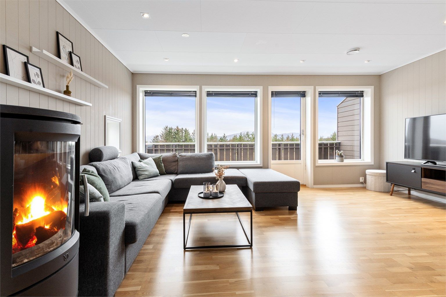 Fra stuen er det utgang til balkong på 6m² med sydvendt orientering