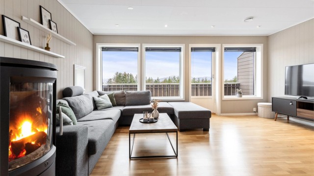 Fra stuen er det utgang til balkong på 6m² med sydvendt orientering