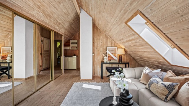 Loftstuen har speilskyvedører som gir rikelig med oppbevaring.