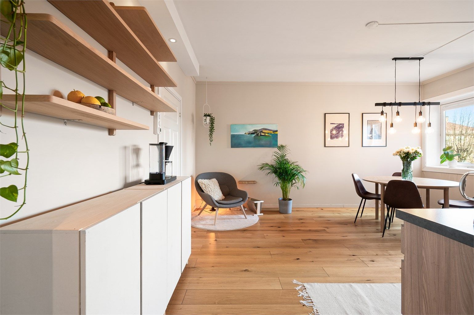 Det store kjøkkenet fungerer som et allrom, med god plass til både lesekrok og spisebord.