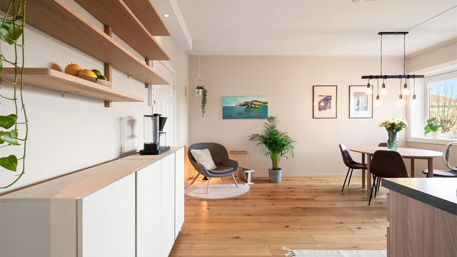 Det store kjøkkenet fungerer som et allrom, med god plass til både lesekrok og spisebord.