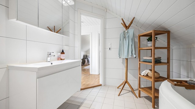 Badet i andre etasje er innredet med servantmøbel og speilskap.