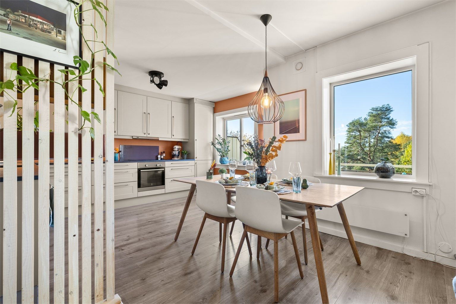 Kjøkken/spisestue delen har store vindusflater mot vest, uten gjenboere, som gir godt med lys og fremhever utsikten over det frodige nærmiljøet og mot fjorden