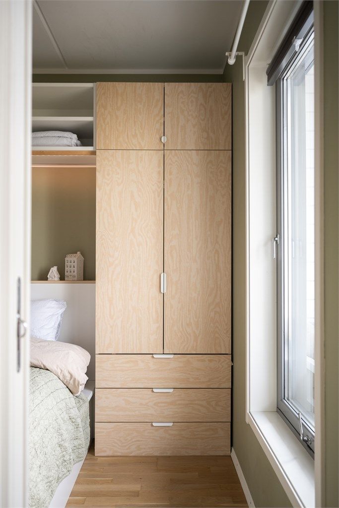 Vinduet på soverommet vender ut mot rolige omgivelser.