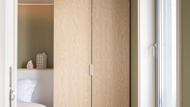 Vinduet på soverommet vender ut mot rolige omgivelser.