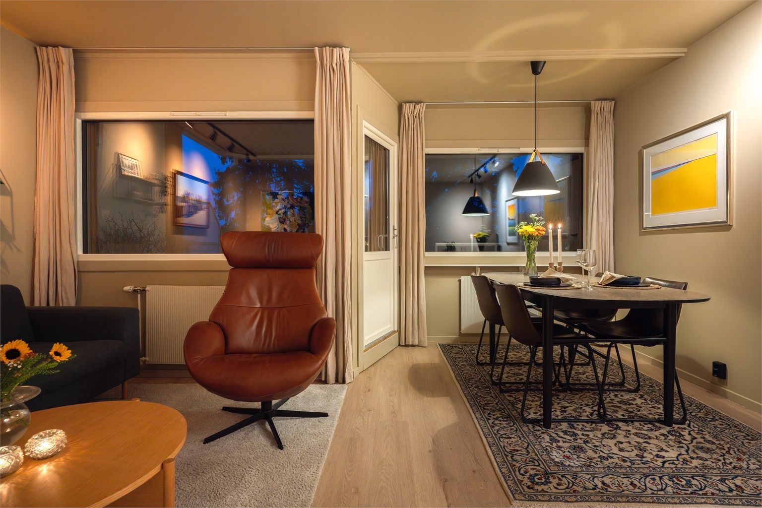 Stuen har en god rominndeling med definerte soner for sofagruppe og spisebord.